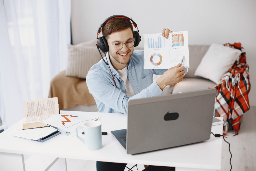 Virtual marketing assistant managing SEO, social media, email marketing, and online business growth.
